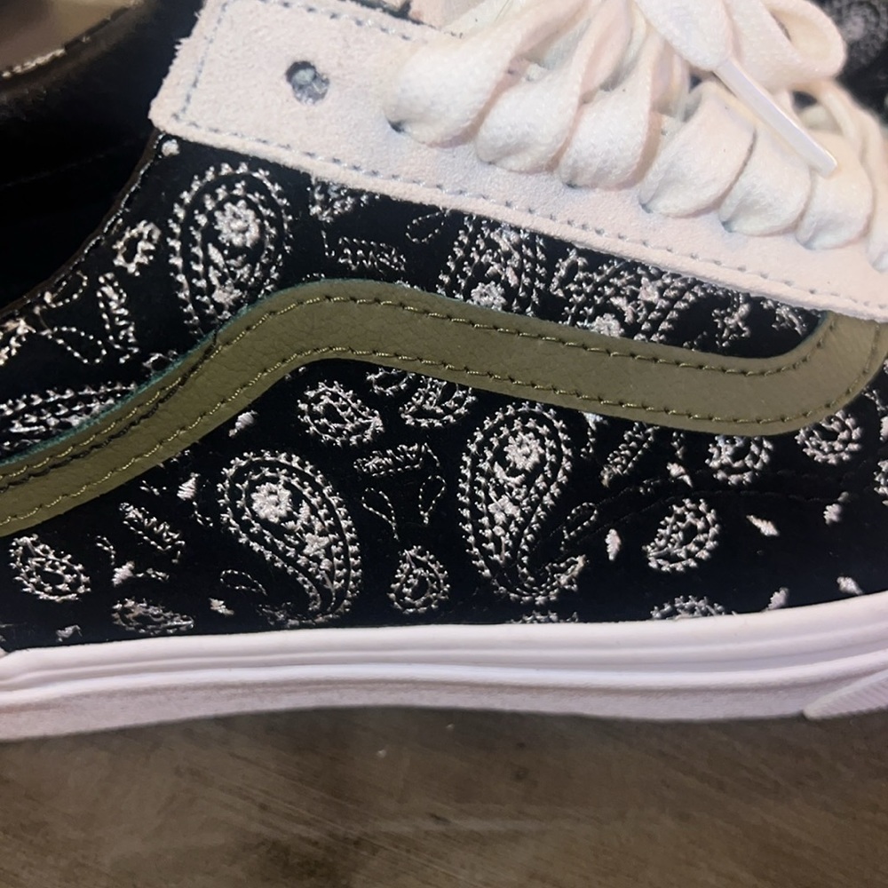 VANS. Green black white paisley print. Size 8. Like New - Picture 3 of 5